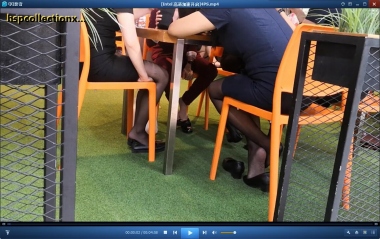  HSP视频  【HSP's video1080P】桌下四位玩鞋的  SI WA 机场工作人员[04:58] 街拍 第一站全网原创独发!