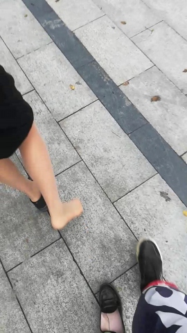  wangjunren视频  不小心把肉 丝小姐姐的黑皮鞋踩掉了 街拍 第一站全网原创独发!
