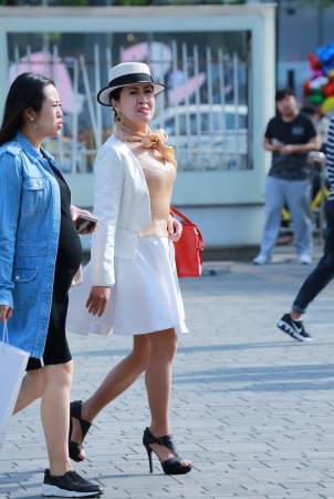 上海故事美腿街拍高跟白裙美丽灭女