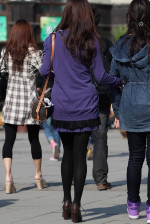 木纹靴、紫短裙、黑打底裤