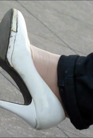 Street of white of filar sufficient video pats high-heeled shoes to carry a shoe
